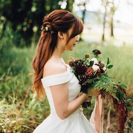 12 Wedding Hairstyles To Match Your Dress' Neckline | Thebeaulife