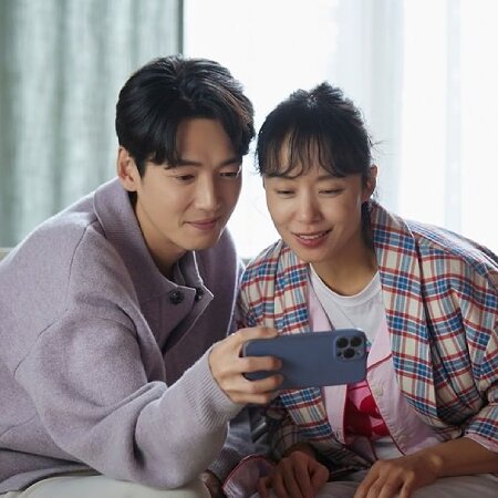 Jeon Do-Yeon and Jung Kyoung-Ho star in Crash Course in Romance. Jeon Do-Yeon and Jung Kyoung-Ho star in Crash Course in Romance.