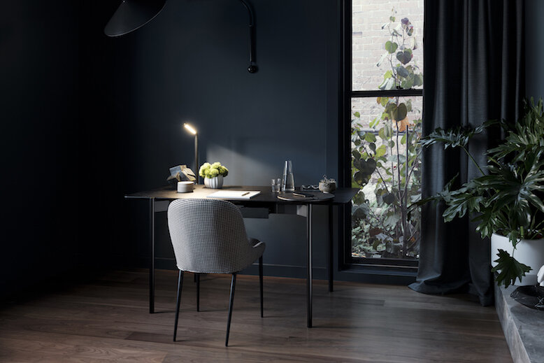 KING Eto Desk KING Eto Desk - Black desk with integrated lamp